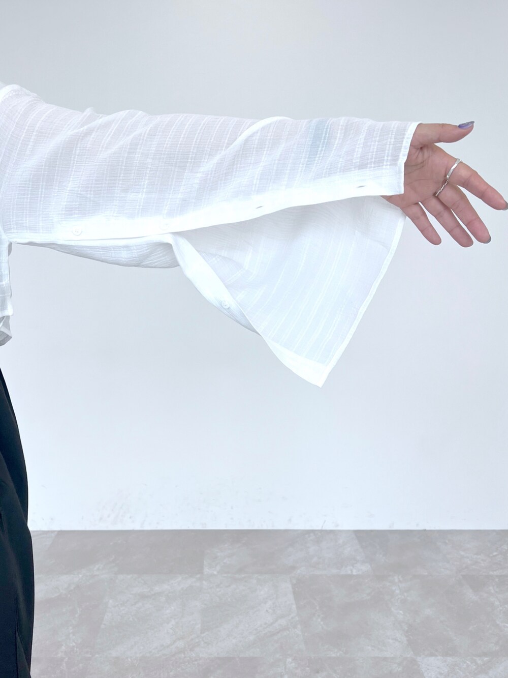 ブラック系のサンダル、ブラック系のつなぎ/オールインワン、ホワイト系のシャツ/ブラウスを着用したレディースの夏コーディネートの3枚目の写真