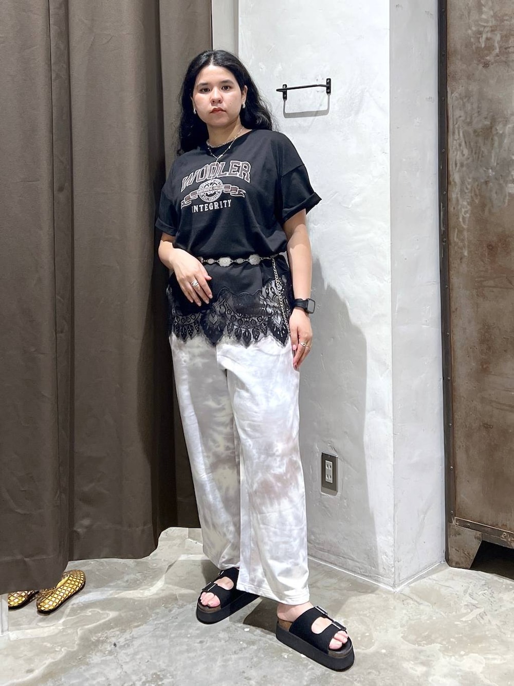 ブラック系のサンダル、グレー系のスウェットパンツ、ブラック系のTシャツ/カットソーを着用したレディースの夏コーディネートの3枚目の写真