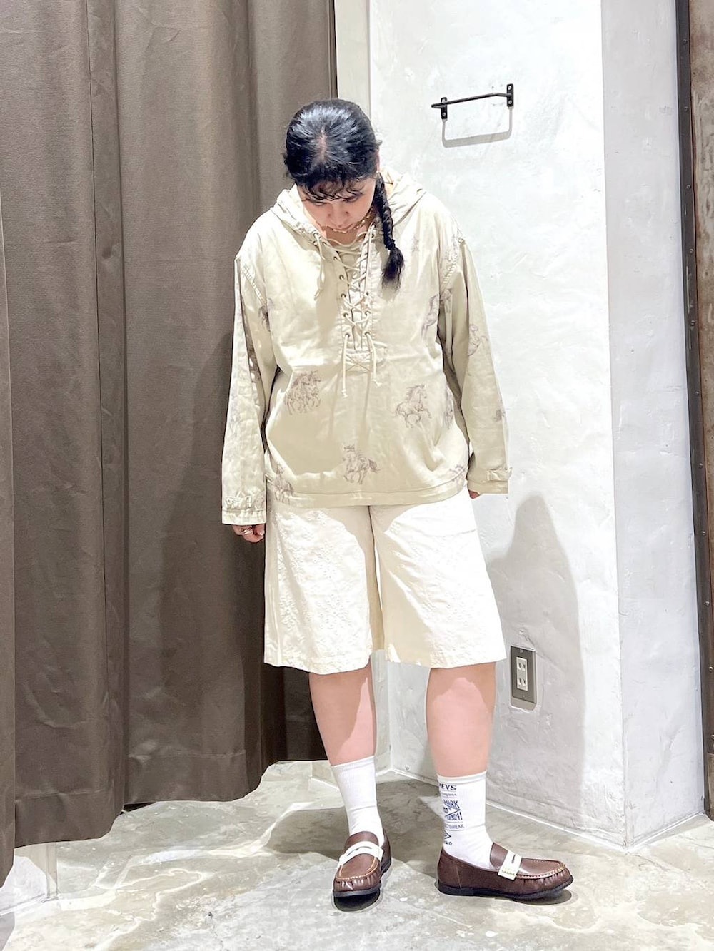 ブラウン系のローファー、ベージュ系のパーカー、ベージュ系のその他パンツを着用したレディースの夏コーディネートの3枚目の写真