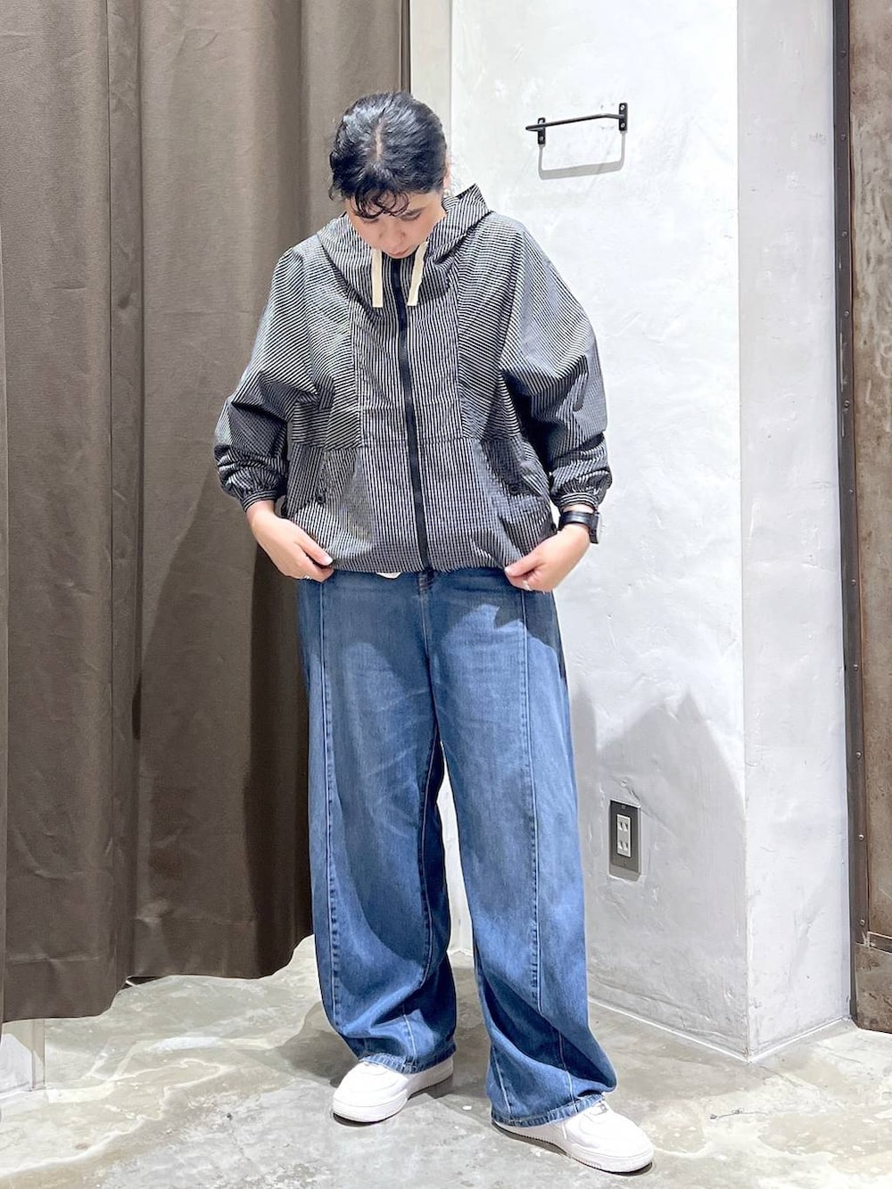 ブルー系のデニムパンツ、ホワイト系のパーカーを着用したレディースの夏コーディネートの3枚目の写真
