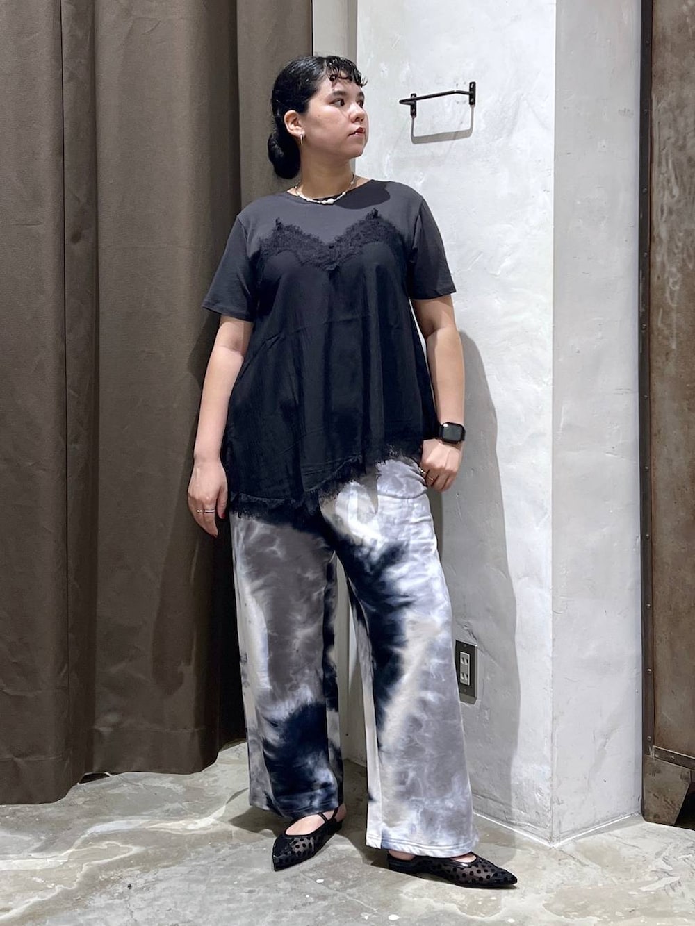 グレー系のTシャツ/カットソー、ブラック系のスウェットパンツを着用したレディースの夏コーディネートの5枚目の写真