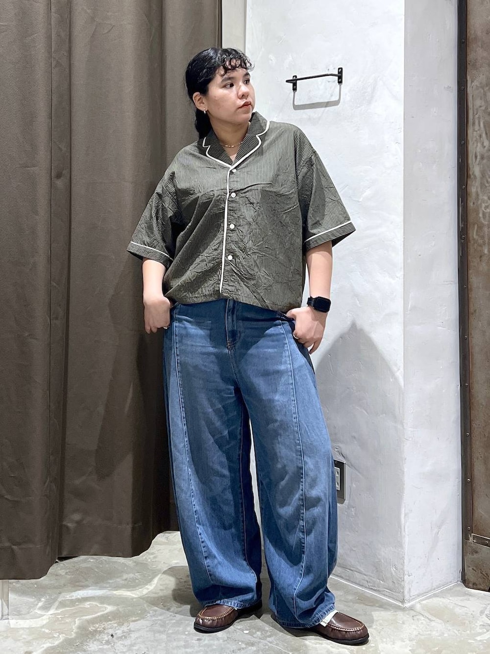 ブラウン系のローファー、ブルー系のデニムパンツ、ブラウン系のシャツ/ブラウスを着用したレディースの夏コーディネートの3枚目の写真