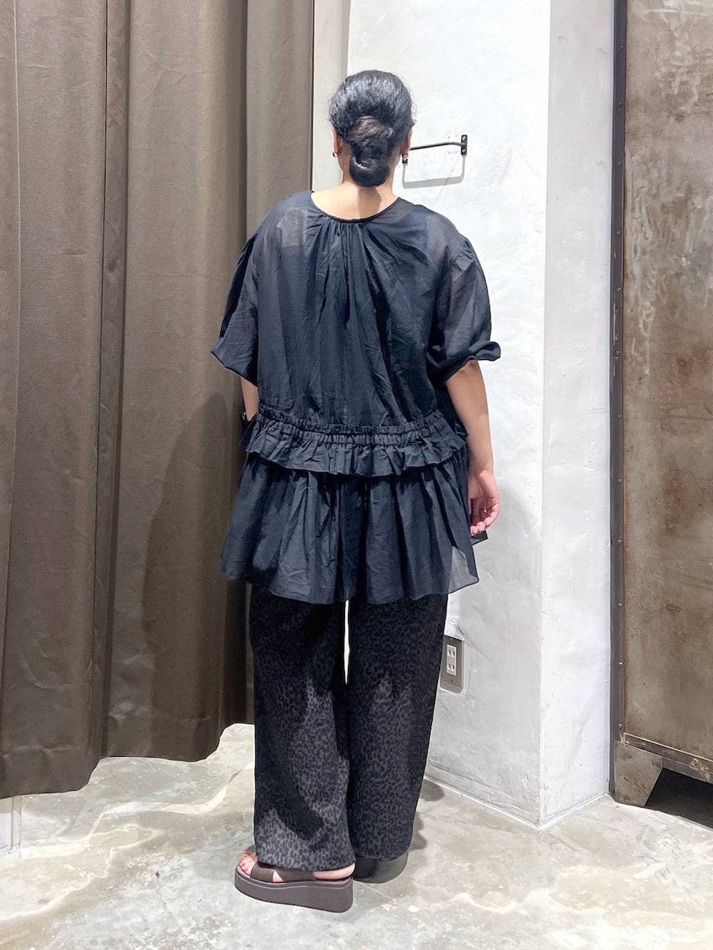 ブラウン系のサンダル、グレー系のその他パンツ、ブラック系のワンピースを着用したレディースの夏コーディネートの2枚目の写真