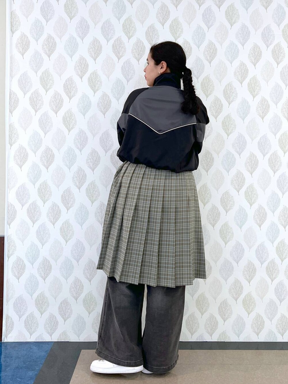 「着痩せ・細見え、体型カバー、楽ちんコーデ、骨格ストレート、着痩せ、ストリート、カジュアル、ウエストゴム、レイヤードスタイル」|「FOREVER 21の【2024FW】ワイドデニム(デニムパンツ、ブラック系)」を使った、あめさん(レディース・167cm)の春コーディネートの2枚目の写真
