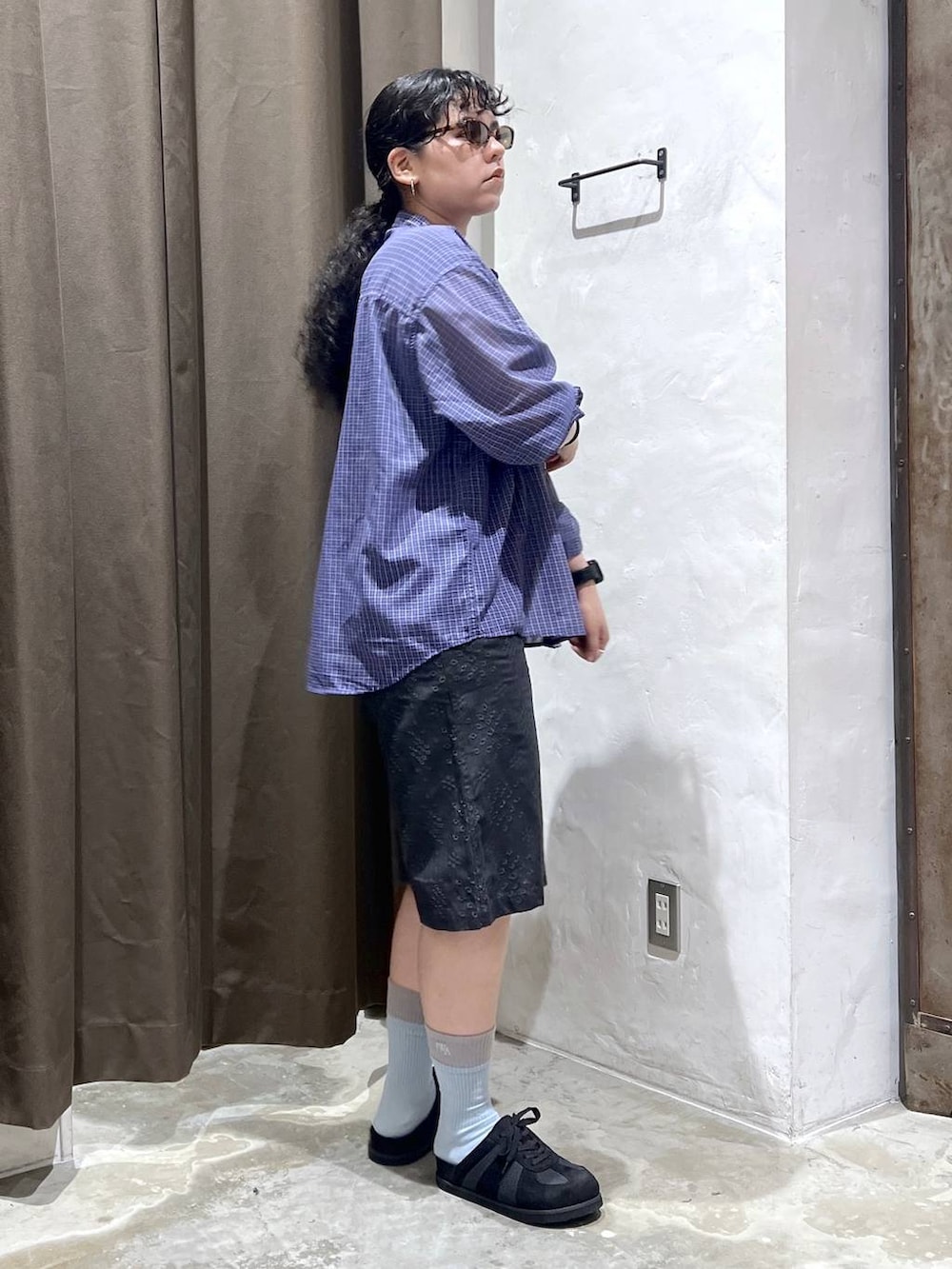 ブラック系のスニーカー、パープル系のシャツ/ブラウス、ブラック系のその他パンツを着用したレディースの夏コーディネートの3枚目の写真