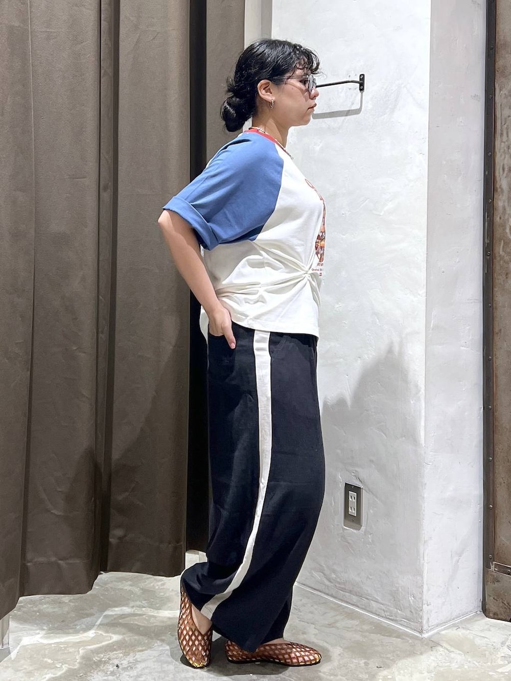 グレー系のその他パンツ、ブラウン系のパンプス、ブルー系のTシャツ/カットソーを着用したレディースの夏コーディネートの2枚目の写真