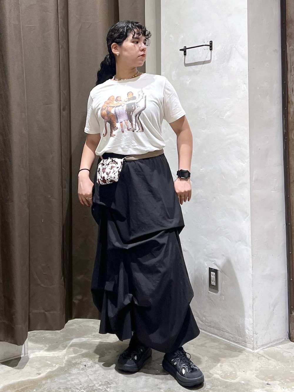 その他のショルダーバッグ、ベージュ系のTシャツ/カットソー、ブラック系のスカートを着用したレディースの夏コーディネートの2枚目の写真