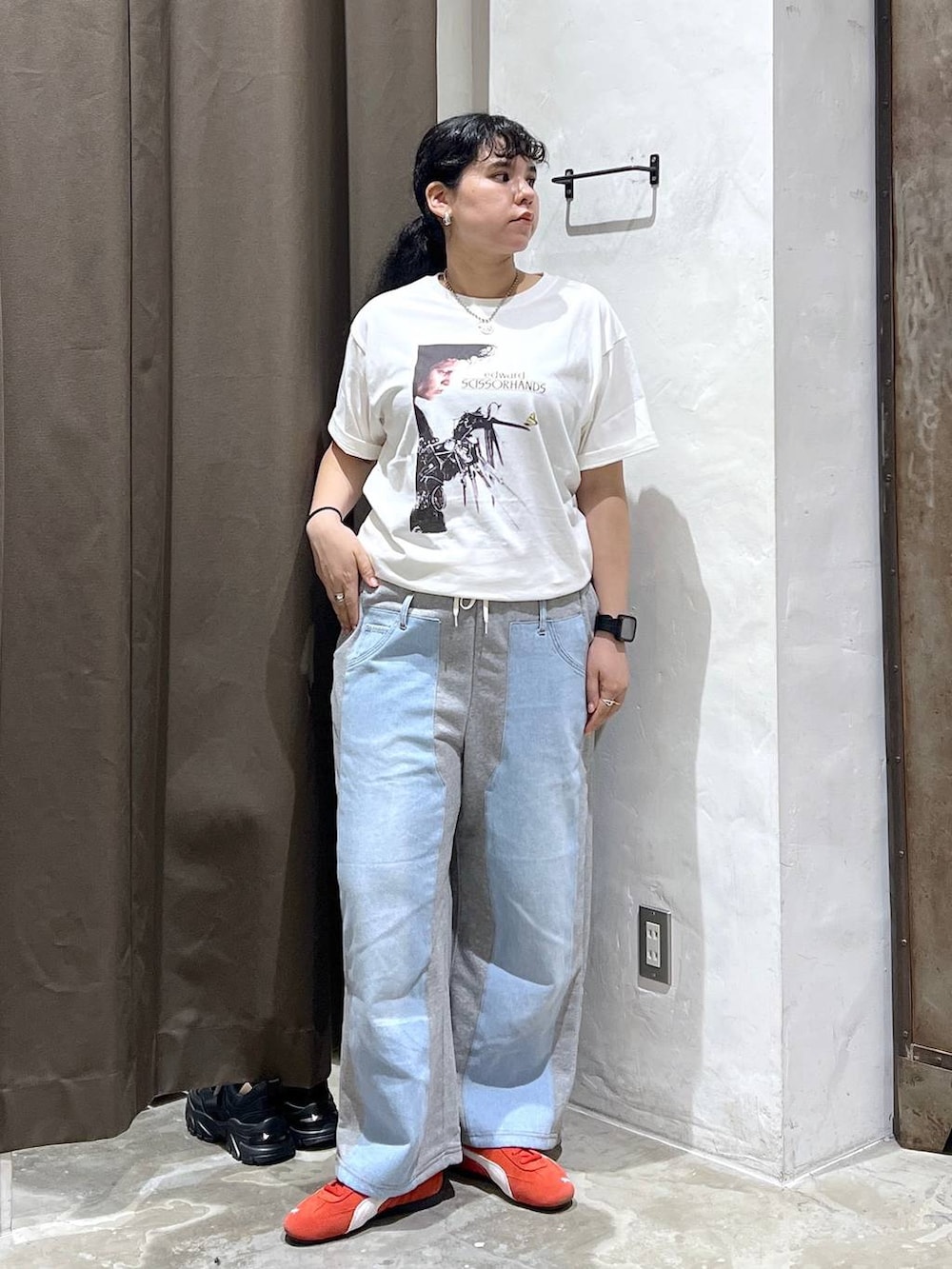 グレー系のデニムパンツ、ホワイト系のTシャツ/カットソーを着用したレディースの夏コーディネートの2枚目の写真