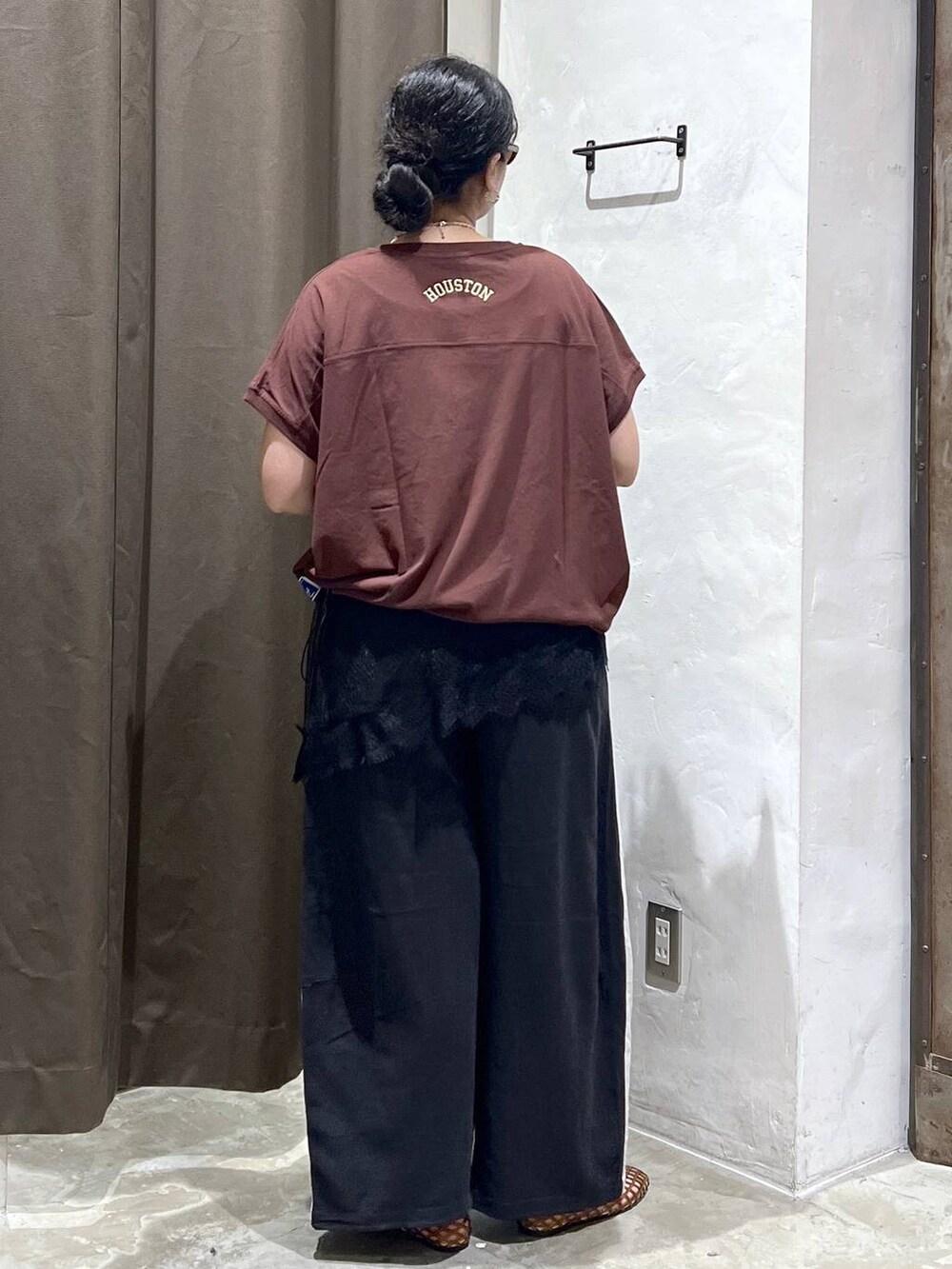 グレー系のその他パンツ、ブラウン系のパンプス、ブラック系のキャミソールを着用したレディースの夏コーディネートの2枚目の写真