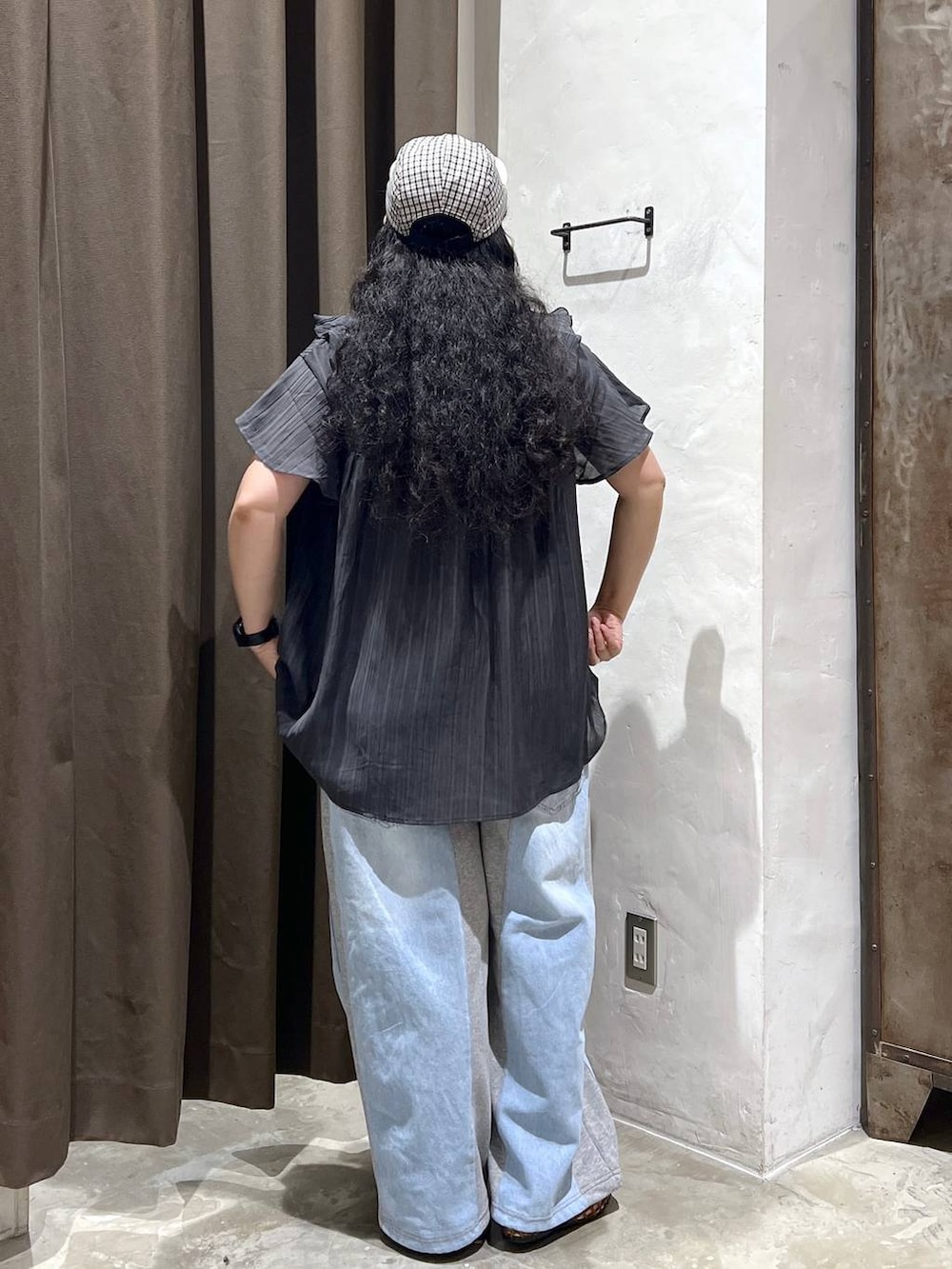 グレー系のデニムパンツ、ブラウン系のパンプス、グレー系のシャツ/ブラウスを着用したレディースの夏コーディネートの2枚目の写真
