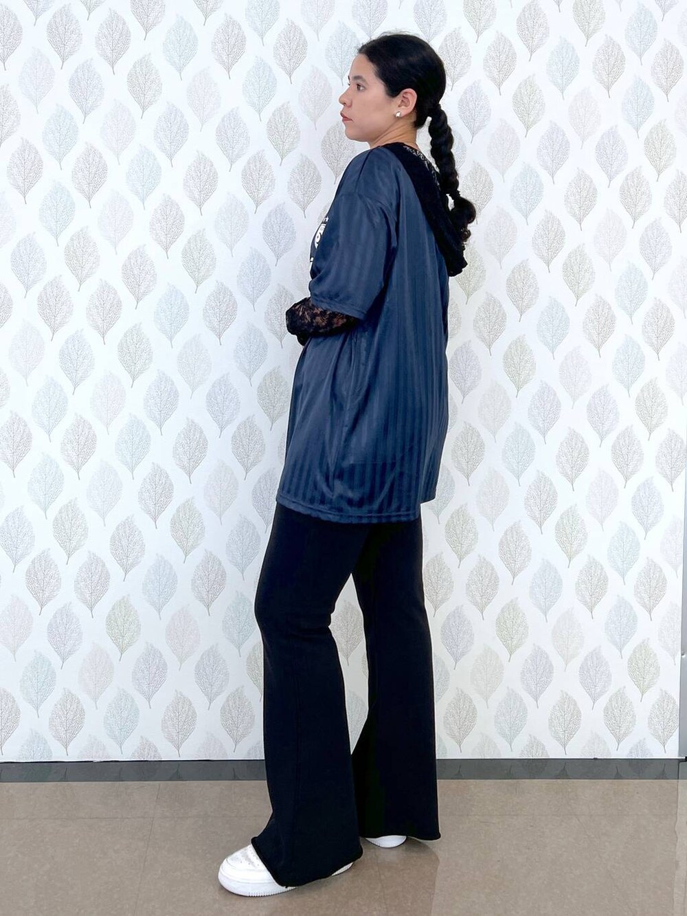 ブラック系のスウェットパンツ、ブルー系のワンピース、ブラック系のTシャツ/カットソーを着用したレディースの春コーディネートの2枚目の写真