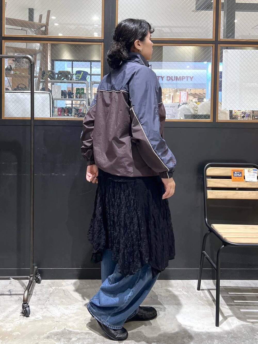 ブラック系のローファー、ブルー系のブルゾン、ブラック系のワンピースを着用したレディースの秋コーディネートの2枚目の写真