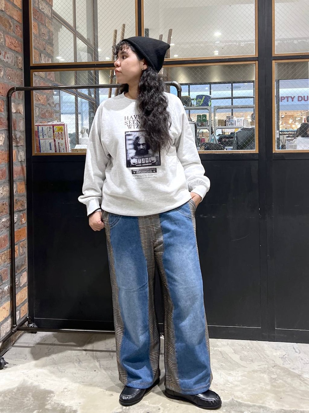 ブラック系のローファー、ブラウン系のデニムパンツ、ブラック系のニットキャップ/ビーニーを着用したレディースの秋コーディネートの2枚目の写真