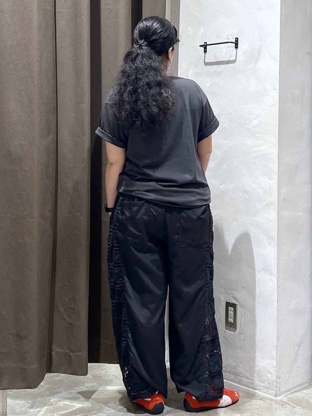 ブラック系のその他パンツ、グレー系のTシャツ/カットソーを着用したレディースの夏コーディネートの2枚目の写真