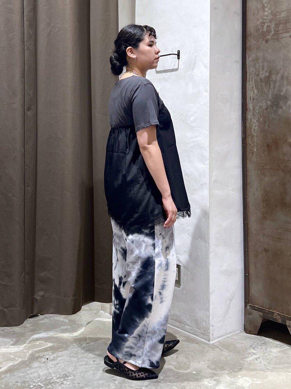 グレー系のTシャツ/カットソー、ブラック系のスウェットパンツを着用したレディースの夏コーディネートの3枚目の写真