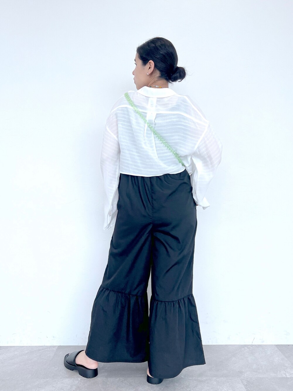 ブラック系のサンダル、ブラック系のつなぎ/オールインワン、ホワイト系のシャツ/ブラウスを着用したレディースの夏コーディネートの2枚目の写真