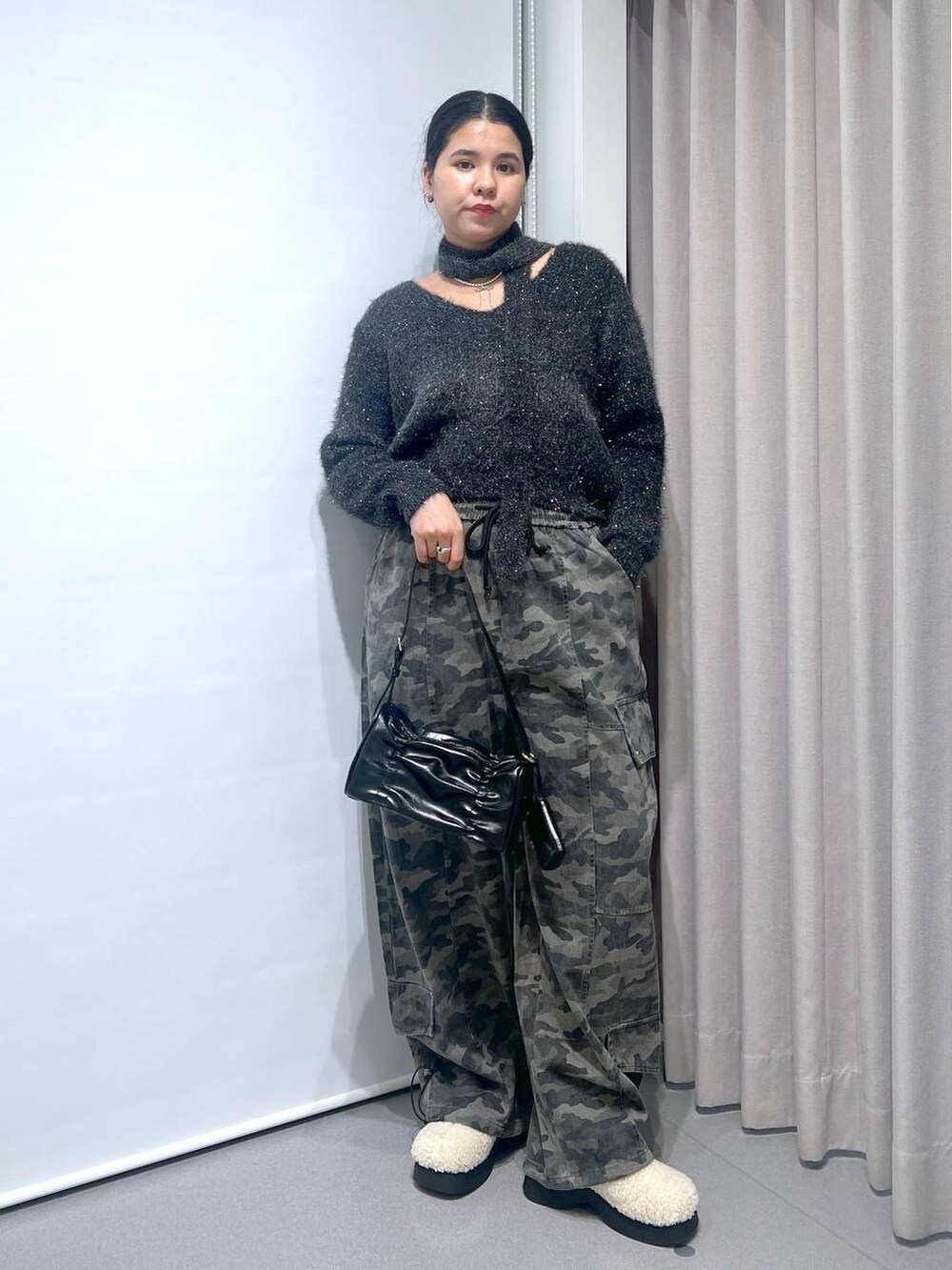 「冬コーデ、ニット、FOREVER 21、着痩せ・細見え、体型カバー、楽ちんコーデ、骨格ストレート、着痩せ、ストリート、カジュアル、ウエストゴム」｜「FOREVER 21の【2024FW】アソートクロッグサンダル（スリッポン、ホワイト系）」を使った、あめさん（レディース・167cm）の冬コーディネートの3枚目の写真