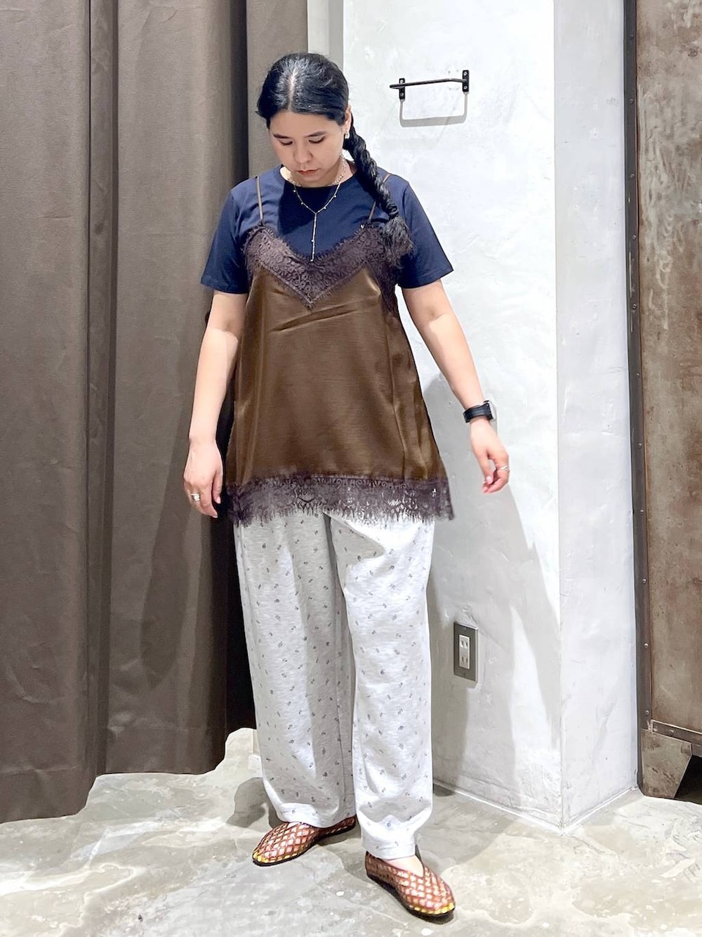 ブラウン系のパンプス、ブルー系のTシャツ/カットソー、その他のスウェットパンツを着用したレディースの夏コーディネートの3枚目の写真