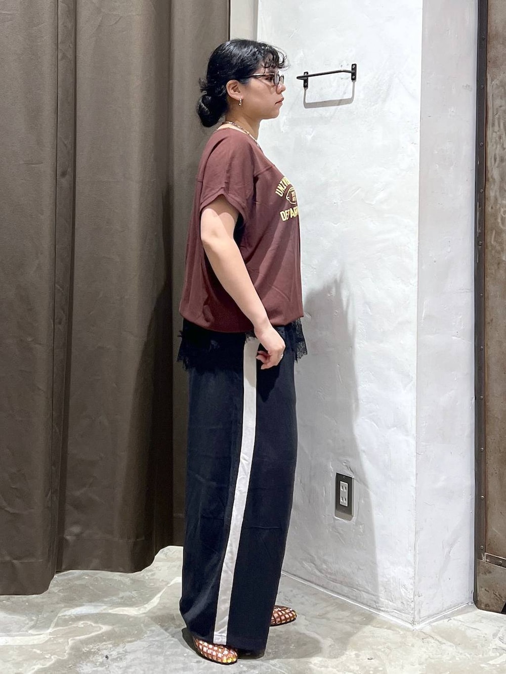 グレー系のその他パンツ、ブラウン系のパンプス、ブラック系のキャミソールを着用したレディースの夏コーディネートの3枚目の写真
