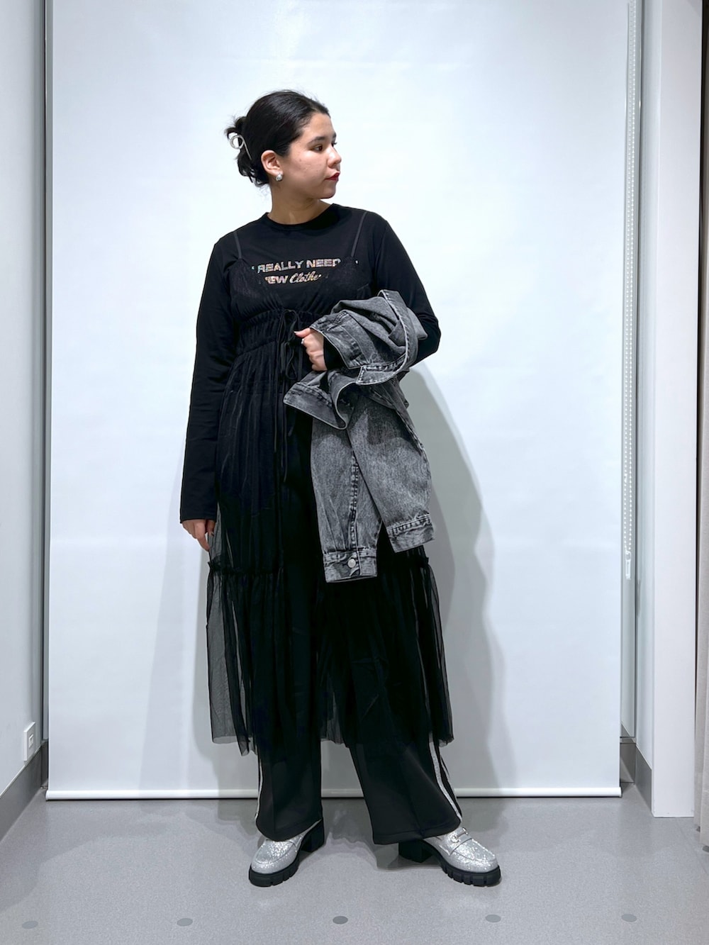 ブラック系のワンピース、ブラック系のデニムジャケット、ブラック系のその他パンツを着用したレディースの春コーディネートの2枚目の写真