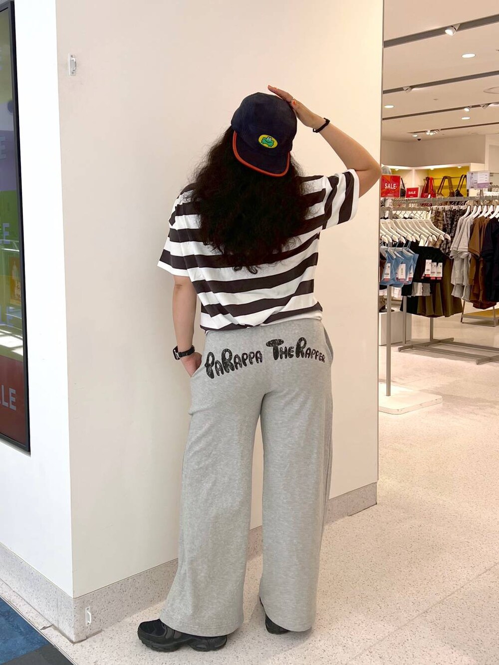 ホワイト系のTシャツ/カットソー、グレー系のスウェットパンツ、ブルー系のキャップを着用したレディースの夏コーディネートの2枚目の写真