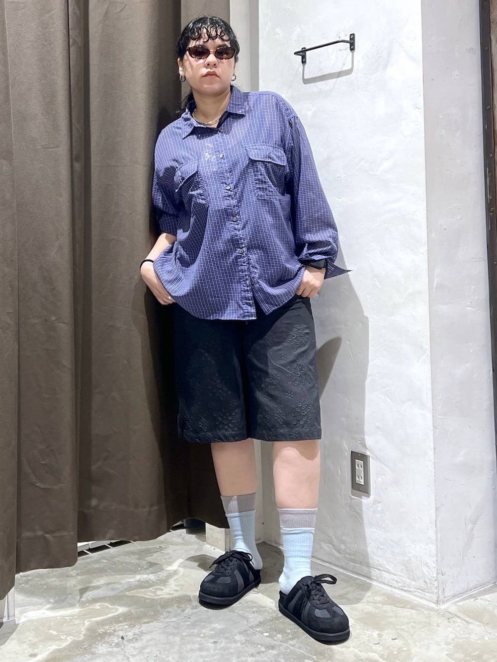 ブラック系のスニーカー、パープル系のシャツ/ブラウス、ブラック系のその他パンツを着用したレディースの夏コーディネートの4枚目の写真