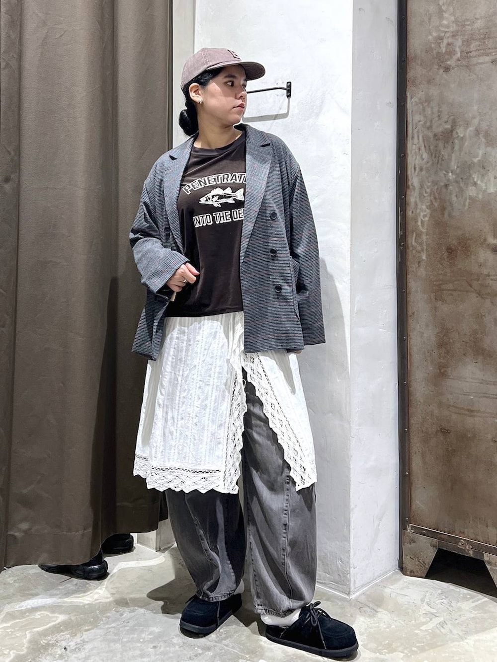 ブラウン系のTシャツ/カットソー、ホワイト系のスカート、グレー系のデニムパンツを着用したレディースの秋コーディネートの3枚目の写真