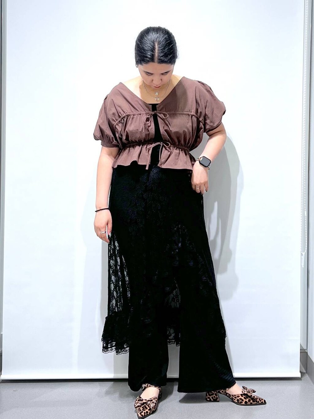 その他のパンプス、ブラック系のその他パンツ、ベージュ系のシャツ/ブラウスを着用したレディースの夏コーディネートの3枚目の写真