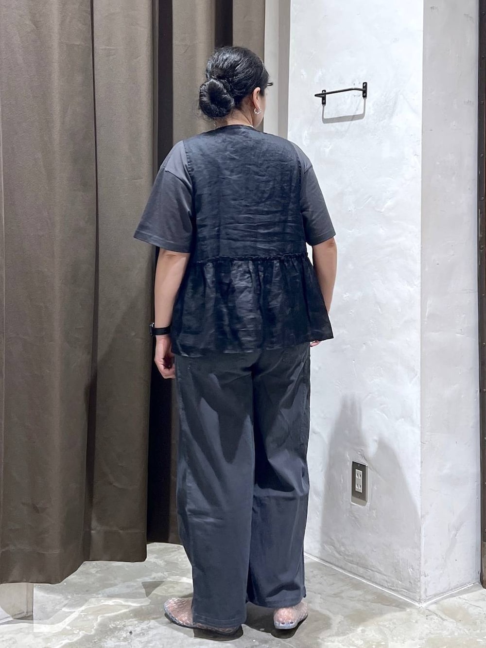 グレー系のその他パンツ、ブラック系のベスト、その他のパンプスを着用したレディースの夏コーディネートの2枚目の写真