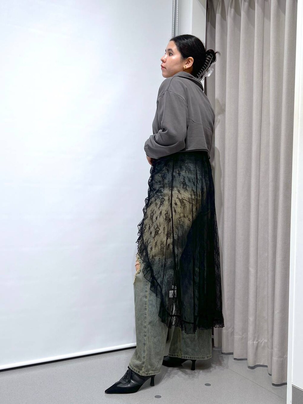 「着痩せ・細見え、体型カバー、楽ちんコーデ、骨格ストレート、着痩せ、カジュアル、ワンピース、パンツ、ウエストゴム、おでかけ、秋コーデ、スウェット、きれいめカジュアル、デニムパンツ、レイヤードスタイル」｜「FOREVER 21の【2024SS】ダメージ加工デニム（デニムパンツ、ブルー系）」を使った、あめさん（レディース・167cm）の秋コーディネートの2枚目の写真