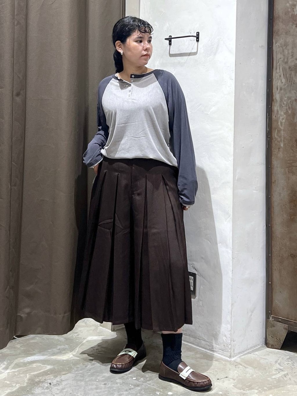 ブラウン系のローファー、グレー系のTシャツ/カットソー、ブラウン系のその他パンツを着用したレディースの夏コーディネートの2枚目の写真