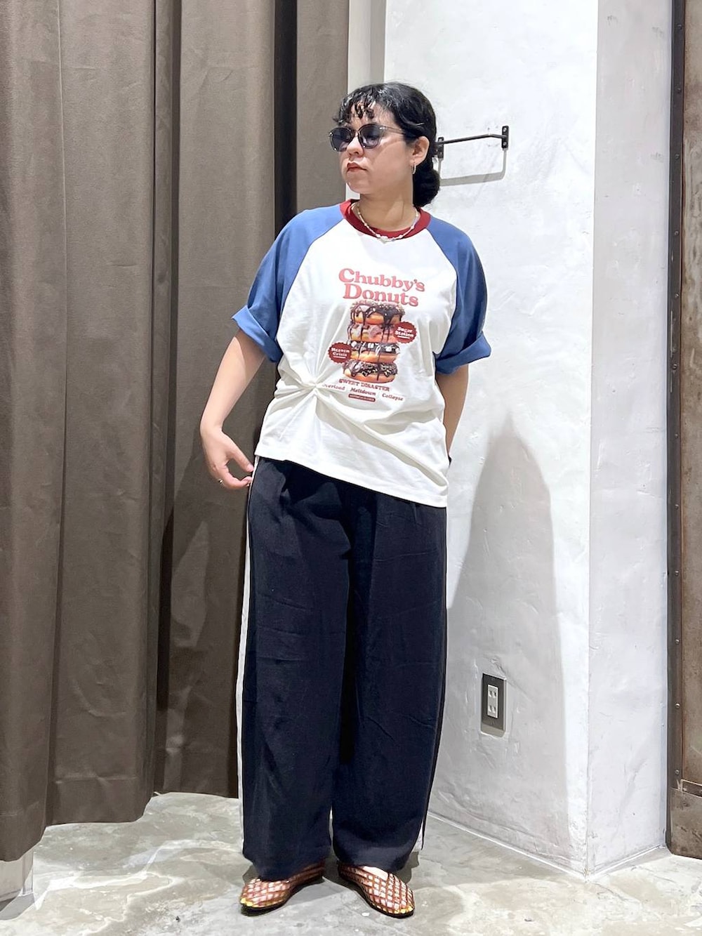 グレー系のその他パンツ、ブラウン系のパンプス、ブルー系のTシャツ/カットソーを着用したレディースの夏コーディネートの3枚目の写真