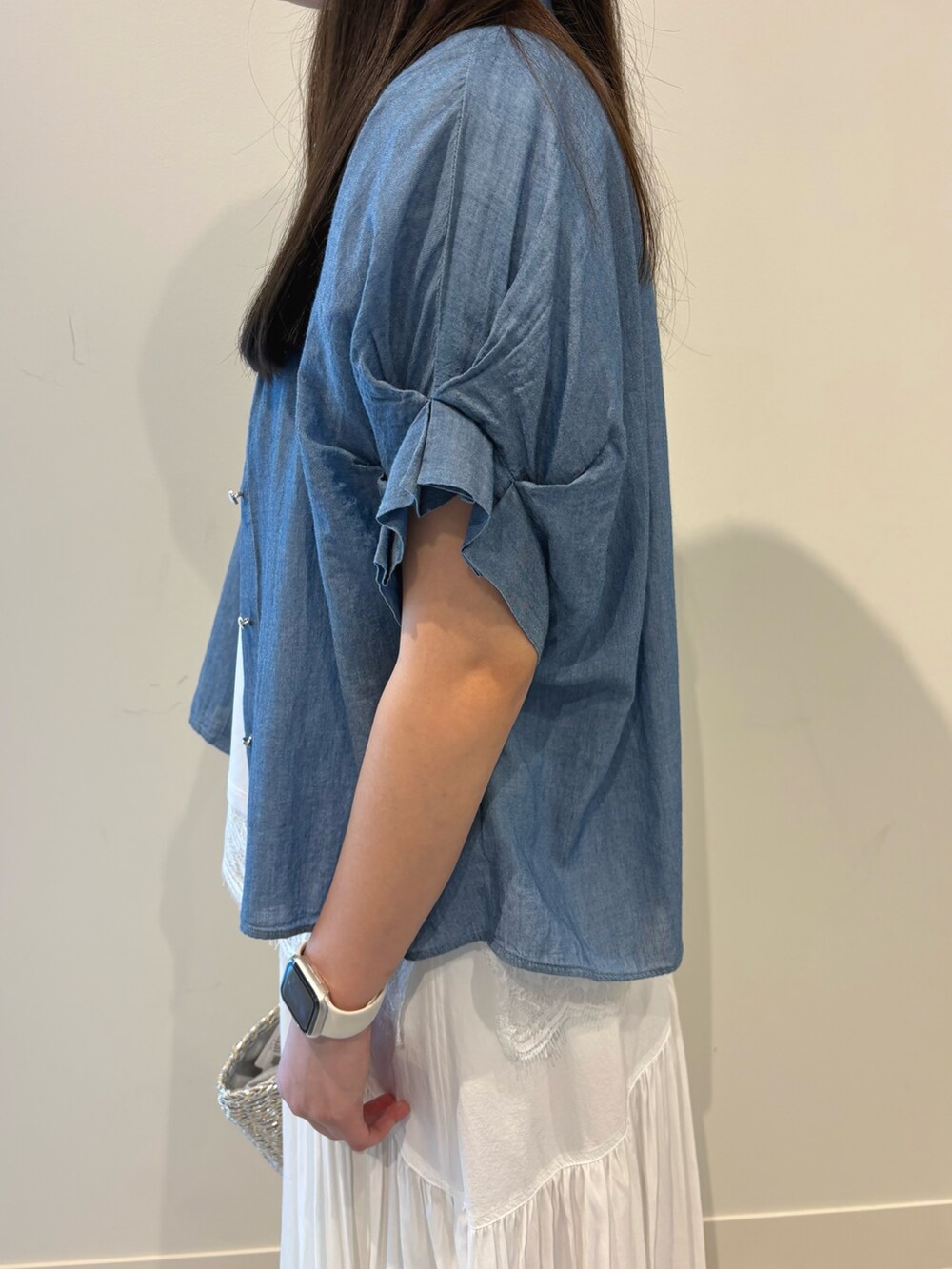 ホワイト系のスカート、ブルー系のシャツ/ブラウス、ホワイト系のTシャツ/カットソーを着用したレディースの春コーディネートの6枚目の写真