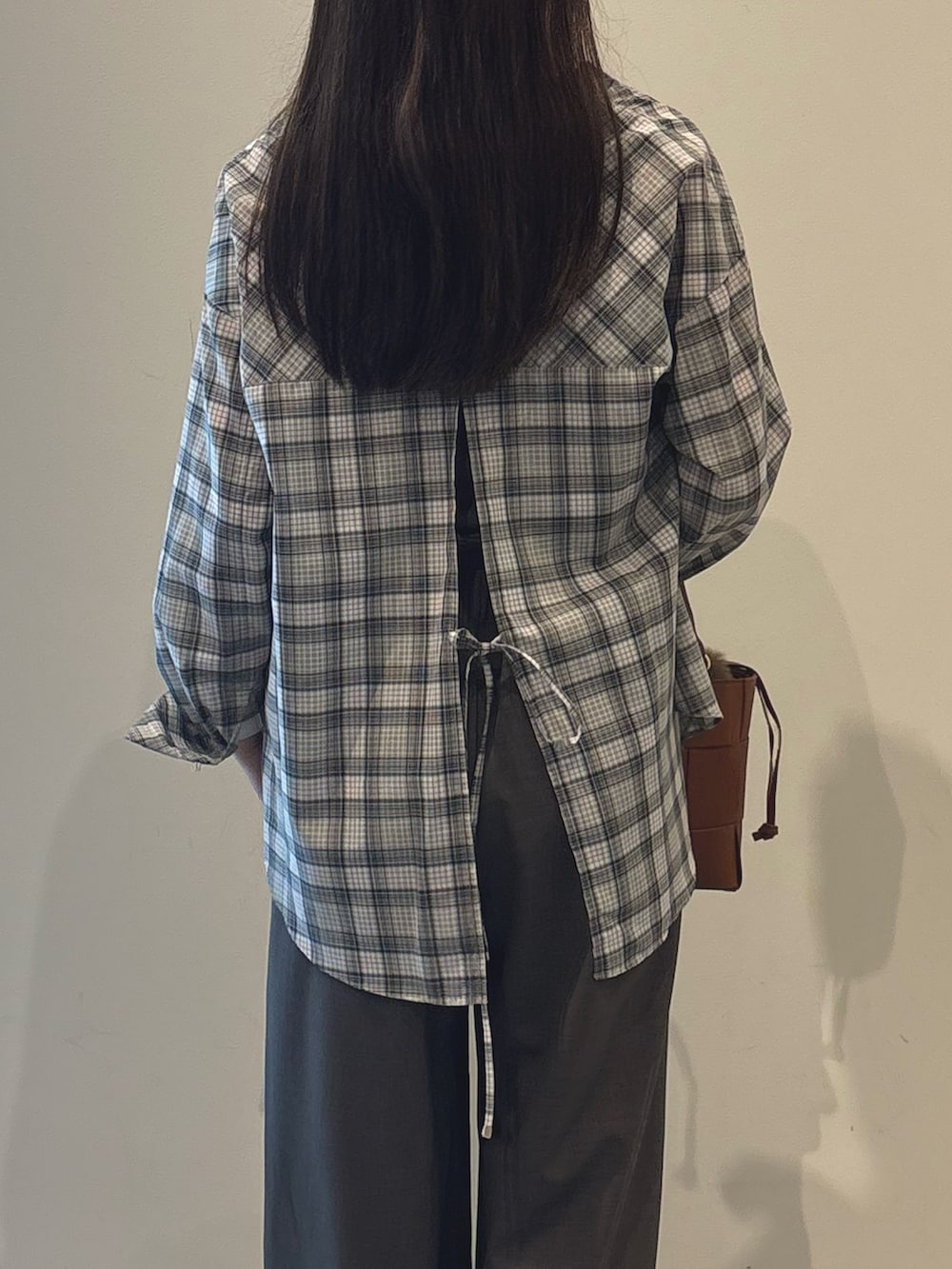 ベージュ系のシャツ/ブラウス、グリーン系のその他パンツ、ブラウン系のトートバッグを着用したレディースの秋コーディネートの4枚目の写真