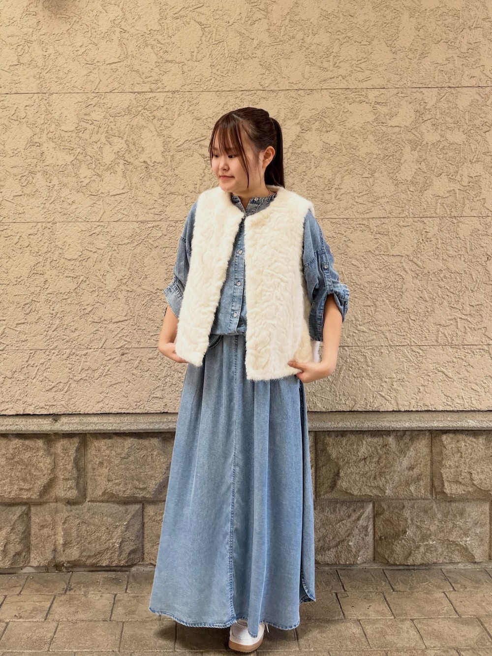 ホワイト系のブルゾン、ブルー系のシャツ/ブラウス、ブルー系のスカートを着用したレディースの秋コーディネートの5枚目の写真