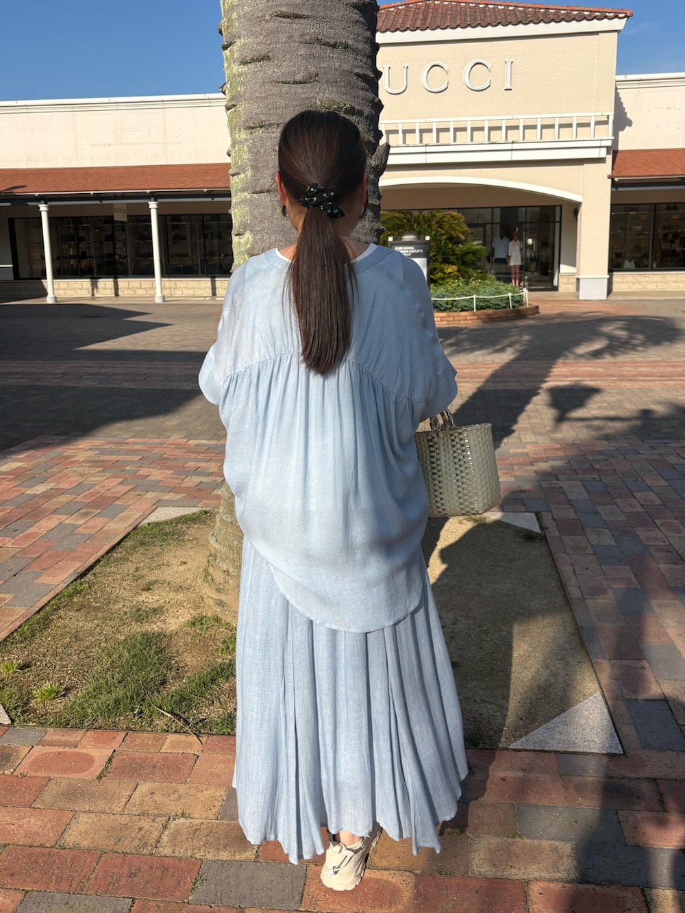 ブルー系のシャツ/ブラウス、ブルー系のスカート、ホワイト系のTシャツ/カットソーを着用したレディースの夏コーディネートの3枚目の写真