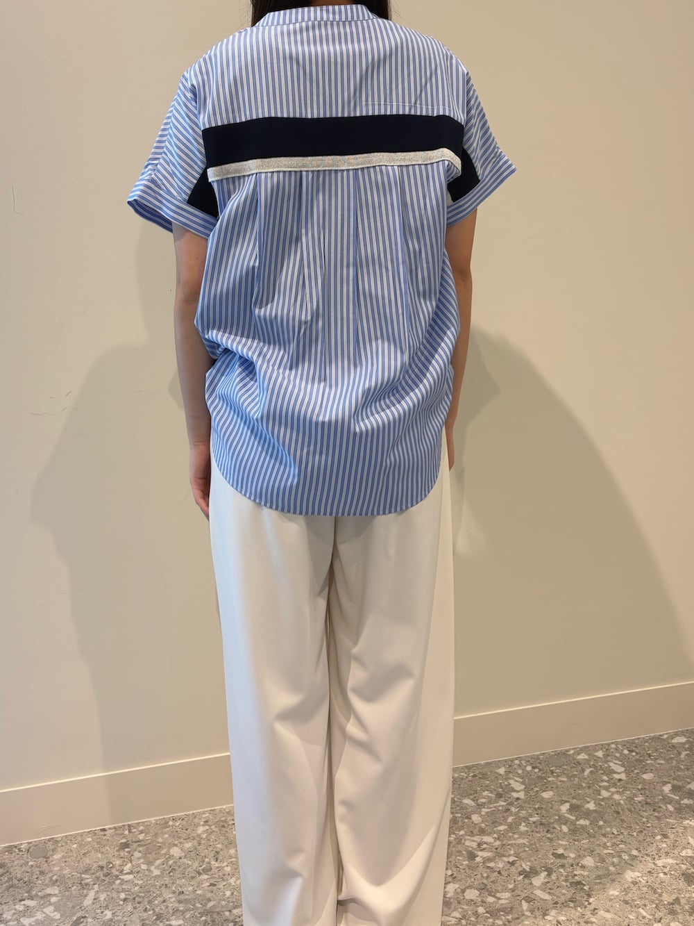 ホワイト系のその他パンツ、ブルー系のシャツ/ブラウスを着用したレディースの春コーディネートの3枚目の写真
