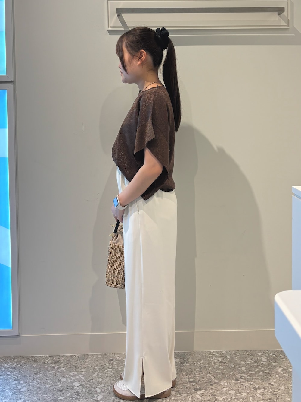 ホワイト系のその他パンツを着用したレディースの夏コーディネートの2枚目の写真