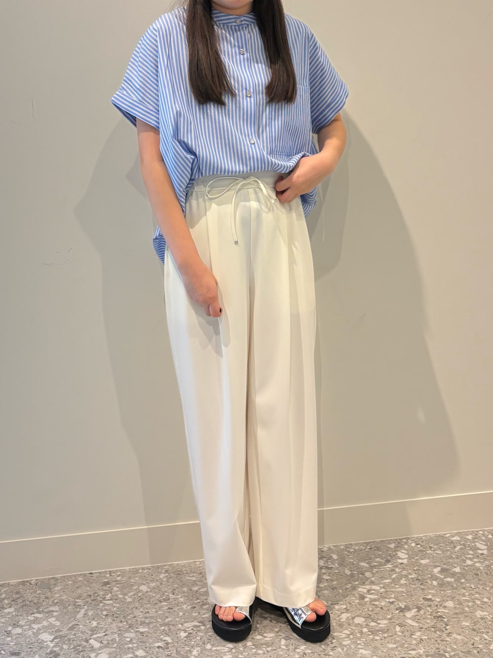 ホワイト系のその他パンツ、ブルー系のシャツ/ブラウスを着用したレディースの春コーディネートの5枚目の写真