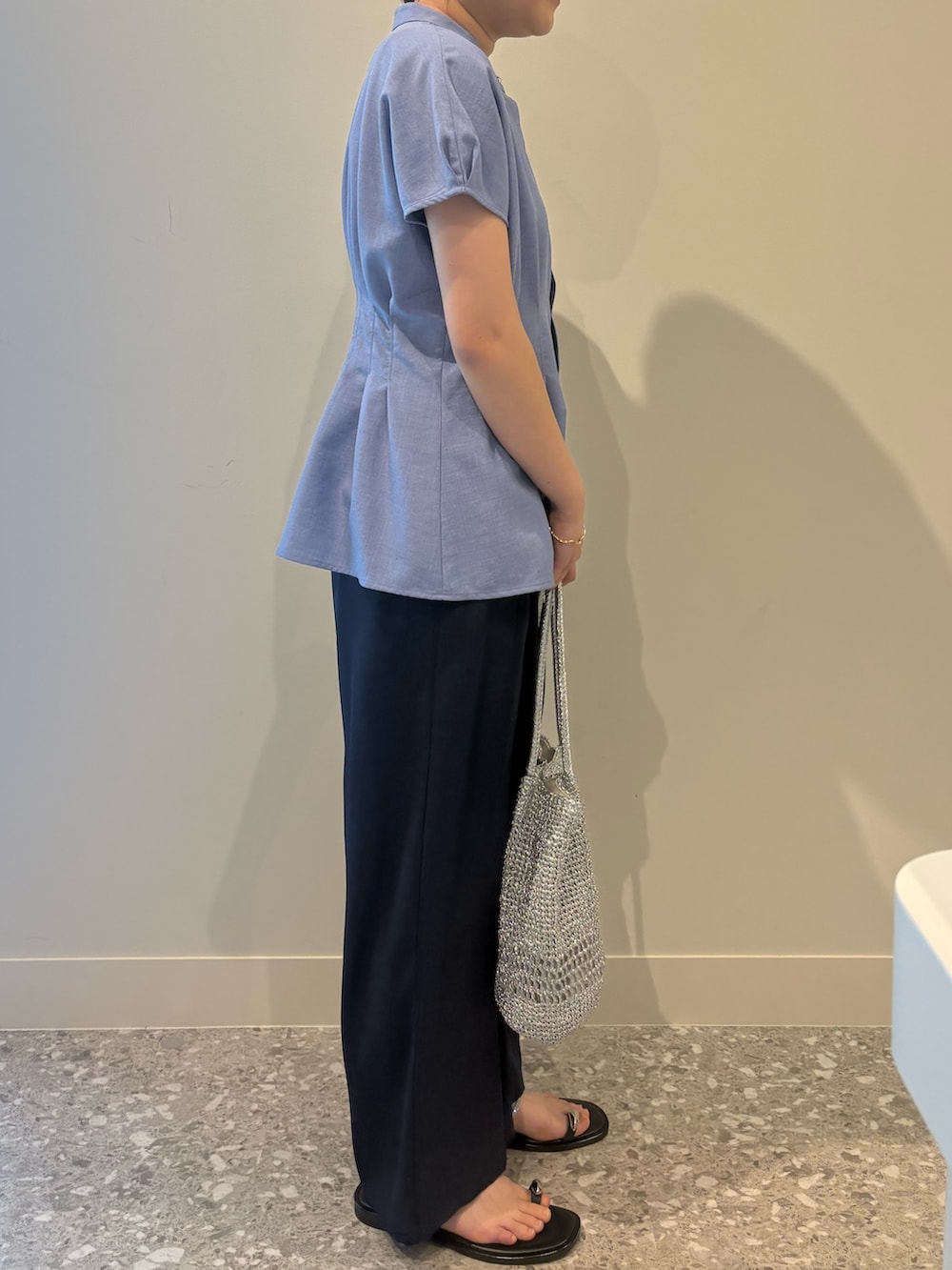 ブルー系のシャツ/ブラウス、ブルー系のその他パンツを着用したレディースの春コーディネートの2枚目の写真