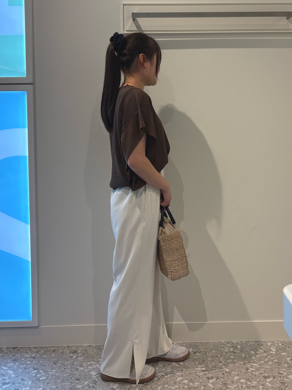 ホワイト系のその他パンツを着用したレディースの夏コーディネートの4枚目の写真