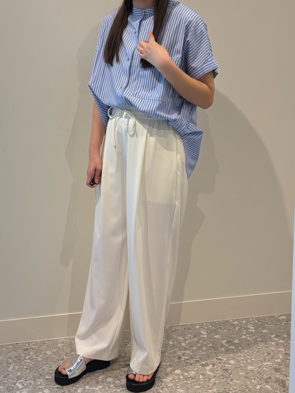 ホワイト系のその他パンツ、ブルー系のシャツ/ブラウスを着用したレディースの春コーディネートの6枚目の写真