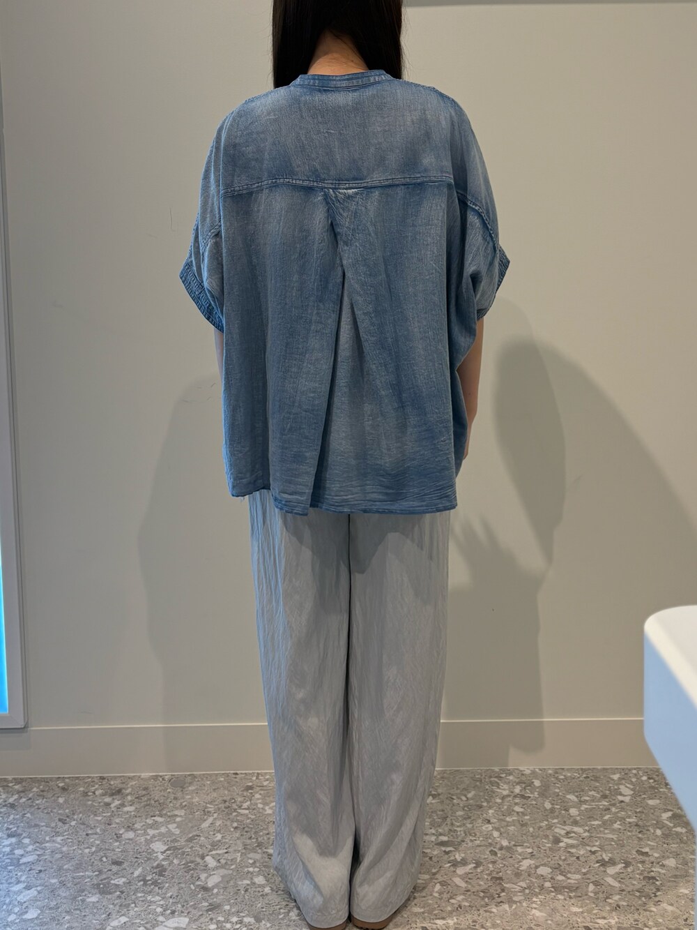 グレー系のその他パンツ、ブルー系のシャツ/ブラウス、ホワイト系のTシャツ/カットソーを着用したレディースの春コーディネートの3枚目の写真