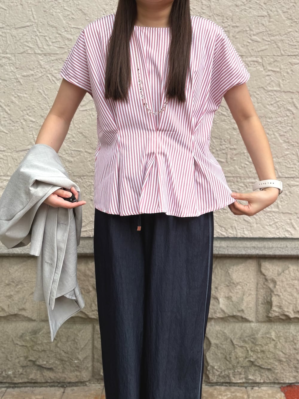 ピンク系のシャツ/ブラウス、ブルー系のデニムパンツを着用したレディースの夏コーディネートの7枚目の写真
