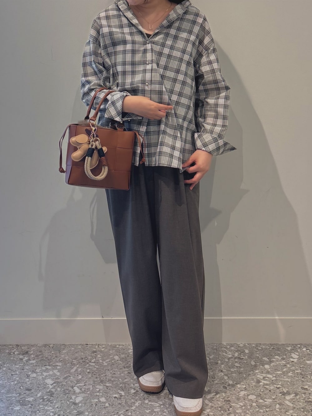 ベージュ系のシャツ/ブラウス、グリーン系のその他パンツ、ブラウン系のトートバッグを着用したレディースの秋コーディネートの2枚目の写真