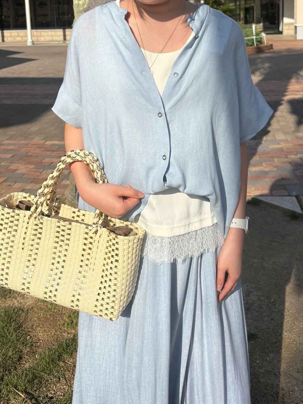 ブルー系のシャツ/ブラウス、ブルー系のスカート、ホワイト系のTシャツ/カットソーを着用したレディースの夏コーディネートの4枚目の写真