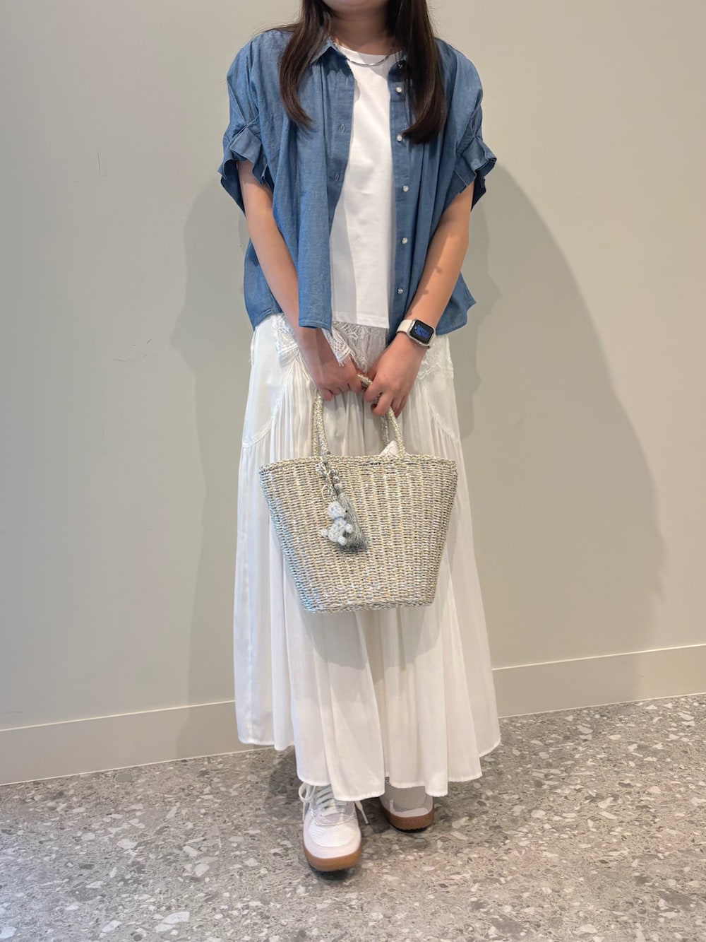 ホワイト系のスカート、ブルー系のシャツ/ブラウス、ホワイト系のTシャツ/カットソーを着用したレディースの春コーディネートの8枚目の写真