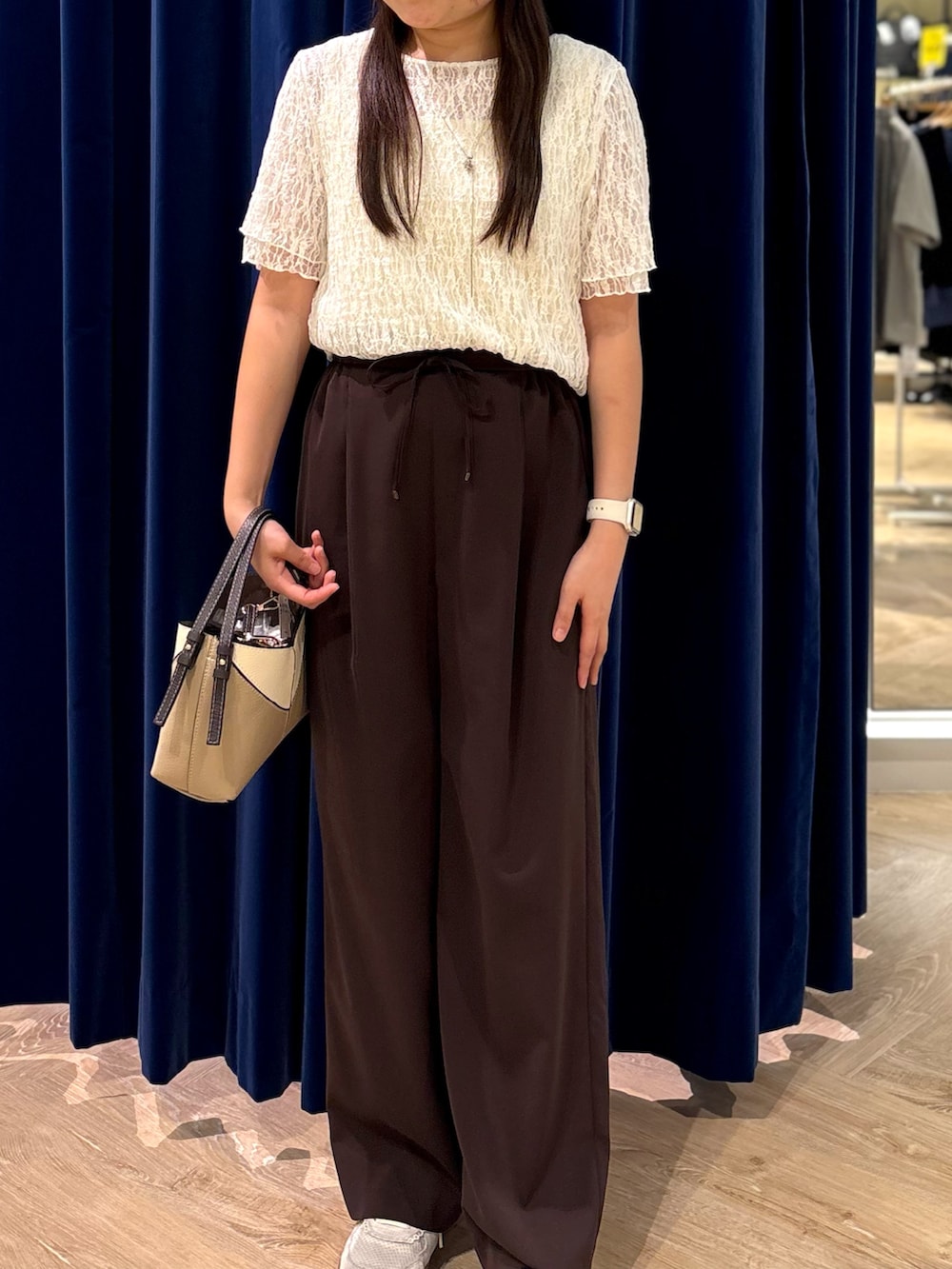 ホワイト系のTシャツ/カットソー、ブラウン系のその他パンツを着用したレディースの秋コーディネートの5枚目の写真