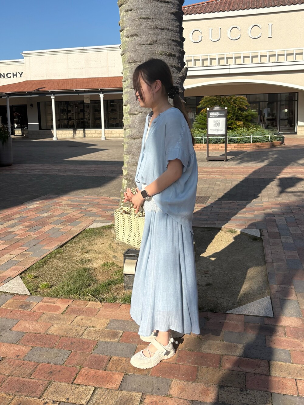 ブルー系のシャツ/ブラウス、ブルー系のスカート、ホワイト系のTシャツ/カットソーを着用したレディースの夏コーディネートの2枚目の写真