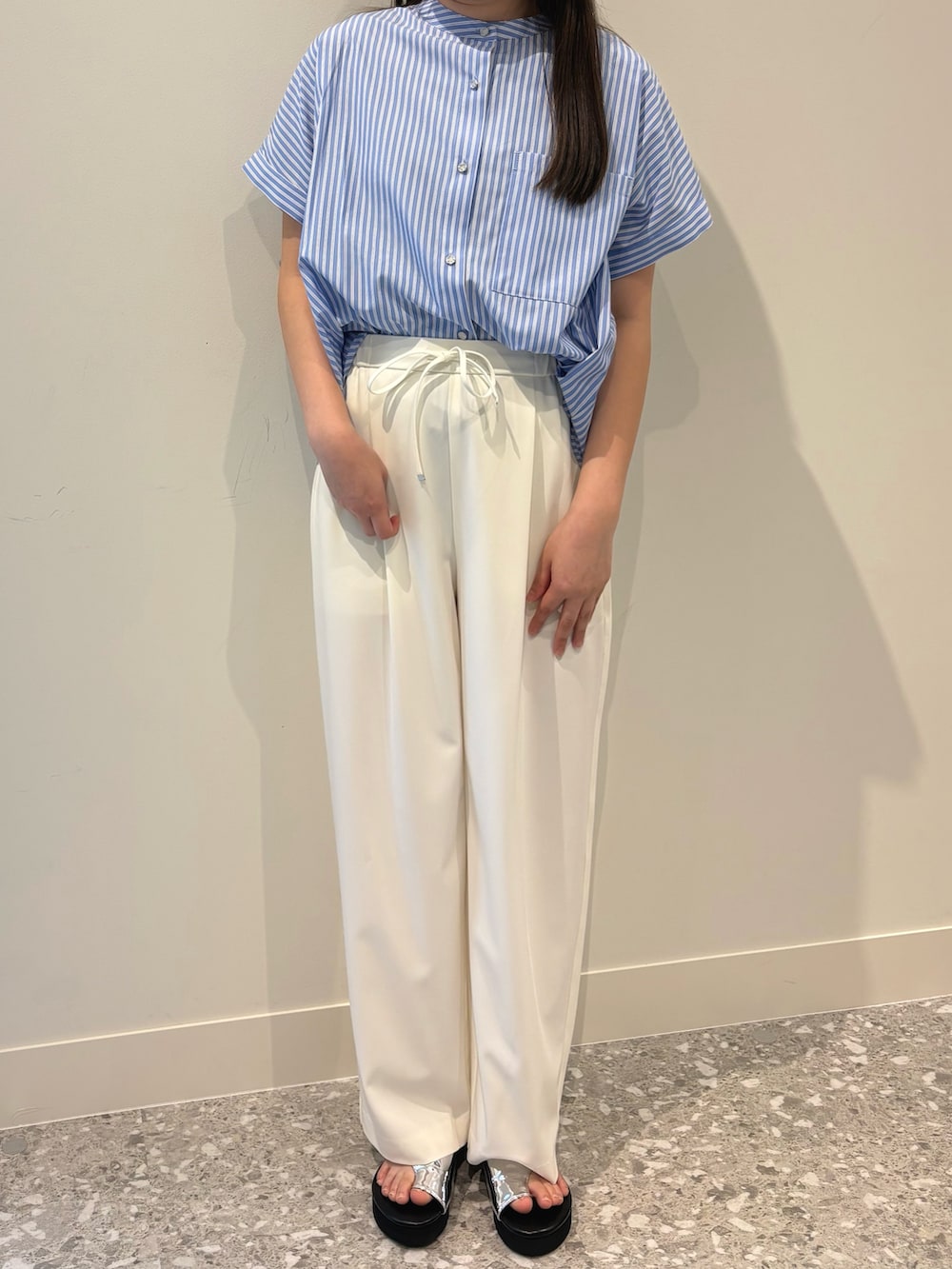 ホワイト系のその他パンツ、ブルー系のシャツ/ブラウスを着用したレディースの春コーディネートの4枚目の写真